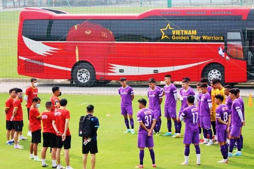 Quyền HLV trưởng Lee Young-jin xét nghiệm âm tính, kịp hội quân cùng tuyển U23 Việt Nam