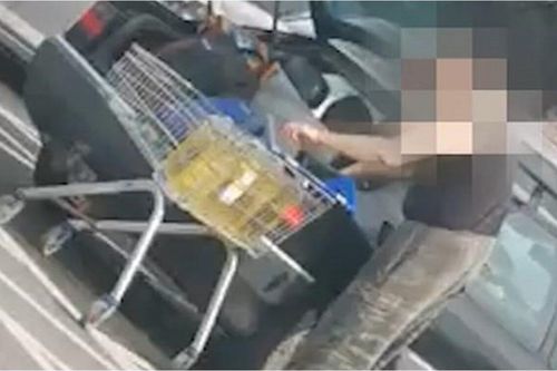 Giá xăng lên cao kỷ lục, người đàn ông liên tục cầm can dầu ăn đổ vào ô tô gây ngạc nhiên