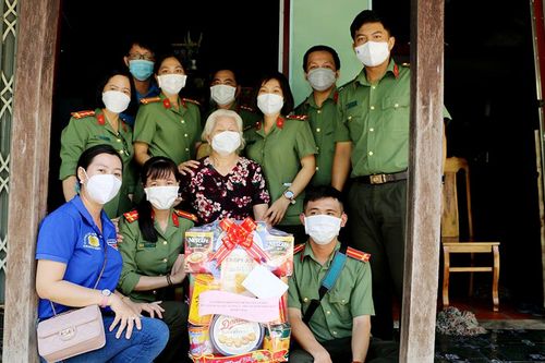 Đoàn Thanh niên và phụ nữ Công an An Giang trồng cây xanh hưởng ứng Chương trình 'Vì một Việt Nam xanh'