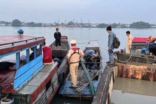 Cảnh sát đường thủy TPHCM mật phục trong đêm vây bắt cát tặc