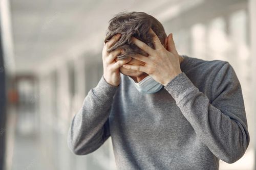 Đau đầu khi bị COVID-19, phải làm sao?