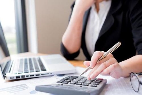 Đang chuẩn bị ngủ trưa ở công ty, sếp thì thầm vào tai tôi một điều, sau đó anh lập tức nổi giận và mắng nhân viên thậm tệ