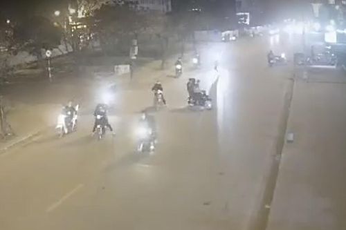 Nhóm hỗn chiến ở Hà Nội buộc vải đỏ vào hung khí để nhận diện