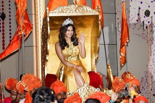Hoa hậu Hoàn vũ 2021 ngồi kiệu khi trở về Ấn Độ