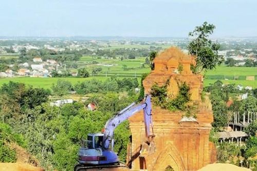 Vụ mang máy đào di tích tháp Chăm: Giám đốc sở 'truy tìm' cán bộ cung cấp thông tin cho báo chí