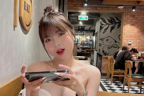 Nữ DJ Sài thành diện kiểu váy buông lơi đi ăn hàng
