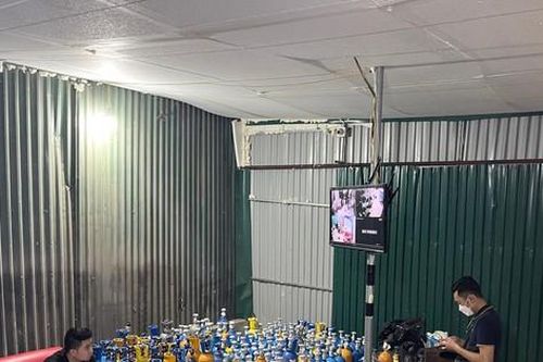 Phát hiện kho cung cấp dịch vụ khí cười lớn tại Hà Nội