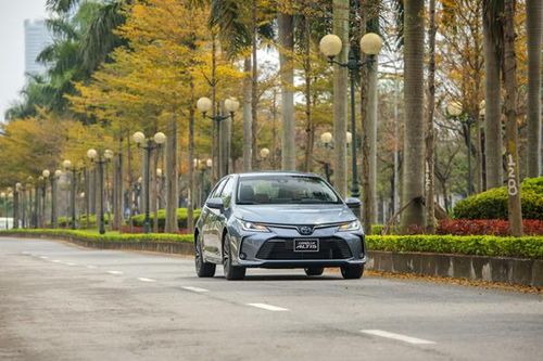 Xăng tăng giá kỷ lục, xe hybird 'đắt khách'