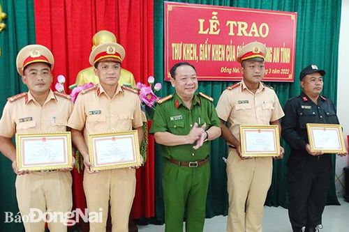 Khen thưởng 4 cán bộ, chiến sĩ có thành tích xuất sắc trong tấn công trấn áp tội phạm
