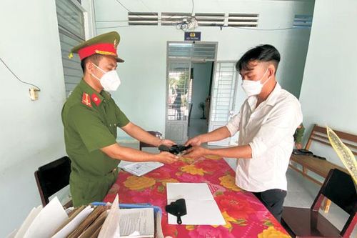 Tiếp nhận vũ khí do người dân giao nộp