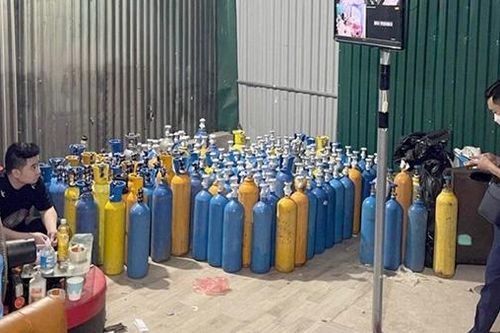 Phát hiện 'kho' chứa bình khí cười cực lớn ở Hà Nội