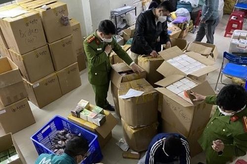 Bị phạt gần nửa tỷ đồng vì vi phạm trong buôn bán thực phẩm, mỹ phẩm