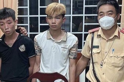 CSGT 'đua tốc độ' bắt nóng 2 tên cướp mang hung khí để chống trả