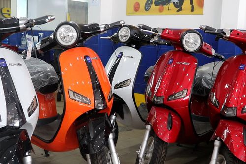 Xăng tăng giá liên tục, cửa hàng xe điện 'đắt khách'