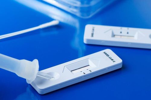Sau dương tính, F0 cần test nhanh bao nhiêu lần là đủ?