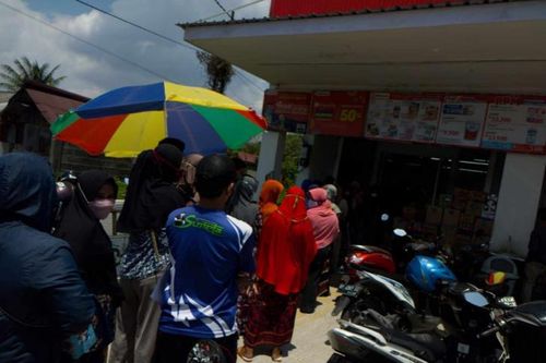 Khủng hoảng 'vàng lỏng' ở Indonesia: Chết vì xếp hàng mua 1 chai dầu
