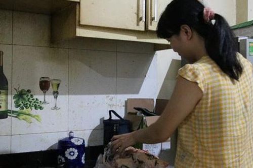 Trước áp lực giá cả ngày một tăng, gia đình tôi đã phải co kéo 'thắt lưng buộc bụng' 7 khoản chi