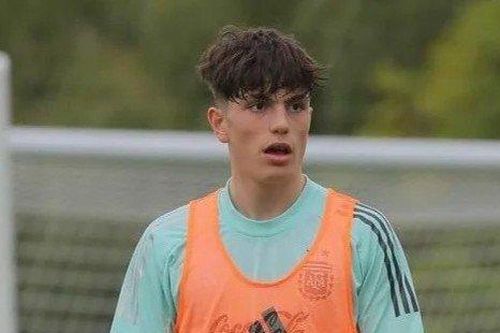 Cầu thủ của đội U18 Man United tập luyện cùng tuyển Argentina