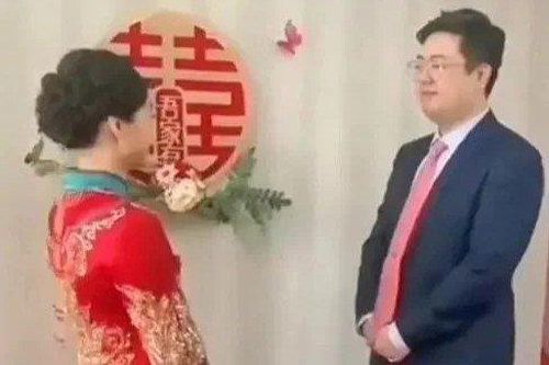 Cô dâu tự sang nhà trai vì chú rể bị phong tỏa ở Trung Quốc