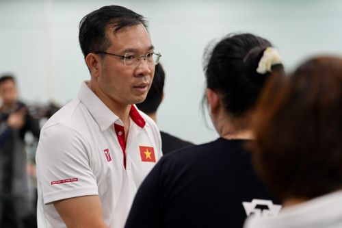 Hoàng Xuân Vinh chỉ dẫn tỉ mỉ cho học trò