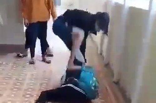 Nữ sinh bị bạn học hành hung ở trường
