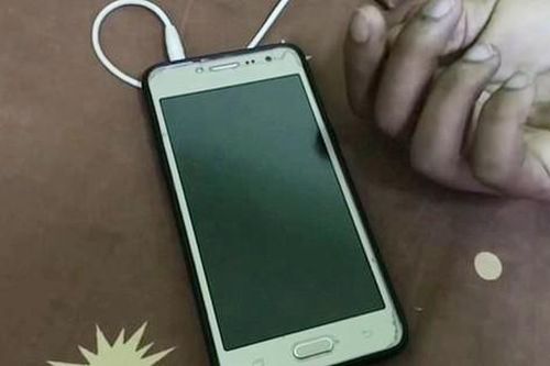 Một phụ nữ tử vong nghi do dùng điện thoại khi sạc pin
