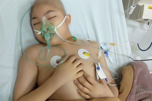 Nguy kịch do ung thư và Covid-19, bé gái khóc nghẹn mong được sống