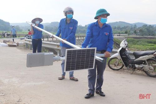 Lắp đặt công trình 'Đường điện thanh niên' gần 30 triệu đồng tại Vũ Quang