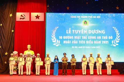 Tuyên dương 10 gương mặt trẻ Công an Thủ đô xuất sắc, tiêu biểu năm 2021