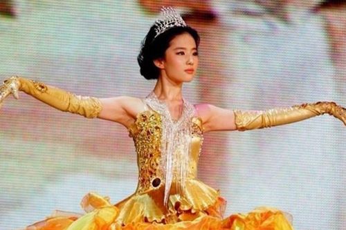 Loạt ảnh 16 năm trước của Lưu Diệc Phi trong bộ váy Nữ thần Kim ưng 2006 bất ngờ hot trở lại