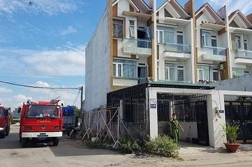 Người đàn ông cháy xém tóc, áo sau tiếng nổ trong căn nhà