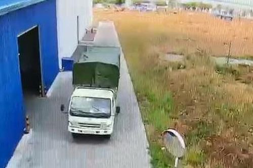 Khởi tố nhóm công nhân cấu kết trộm hàng công ty