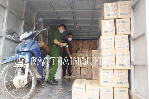 Thu giữ trên 11.000 khẩu trang và gói giấy ăn nhập lậu