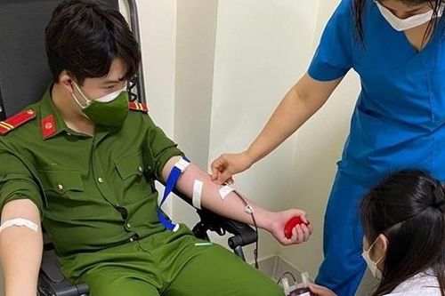Chiến sĩ trại giam hiến máu cứu cháu bé 13 tuổi
