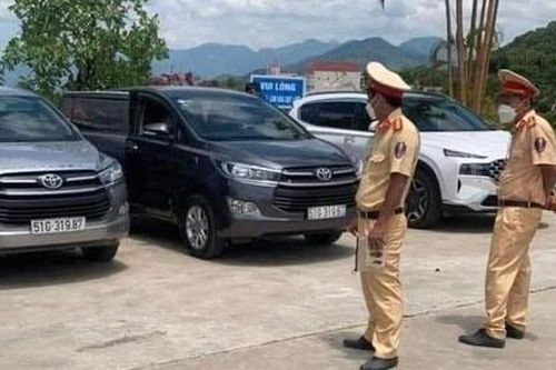Phát hiện hai chiếc ô tô cùng hiệu, cùng biển số đậu cạnh nhau