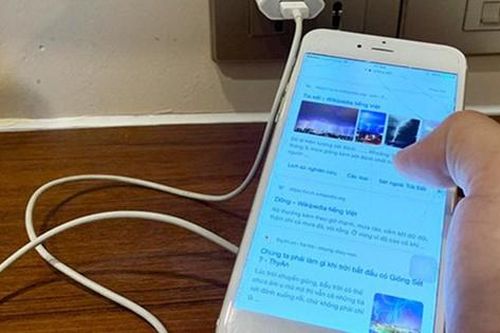 Người phụ nữ tử vong vì sử dụng điện thoại khi đang sạc