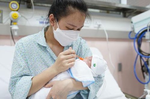 Ngân hàng sữa mẹ đầu tiên tại Hà Nội: Mang lại cơ hội sống cho trẻ sơ sinh bệnh nặng