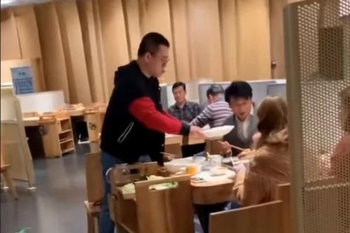 Cô gái bị mắc kẹt tại quán lẩu ở Trung Quốc, được ăn lẩu miễn phí đến mức hết chịu nổi