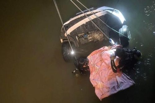 Trục vớt 'xế hộp' lao xuống sông trong đêm khuya