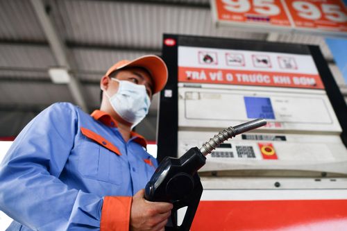 Giảm thuế 2.000 đồng/lít xăng