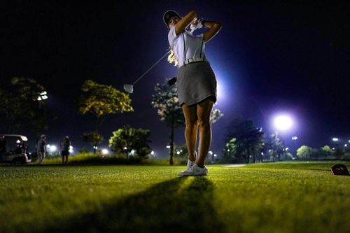 Nhiều người Mỹ, Hàn Quốc chơi golf vào ban đêm
