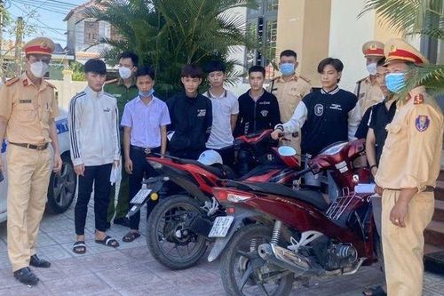 Nhóm thanh thiếu niên mang nhiều hung khí náo loạn đường phố