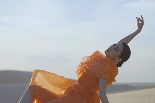 Hoa hậu Lương Thùy Linh hé lộ một phần mẫu thiết kế sẽ ra mắt trong show thời trang 'Sa Vũ'