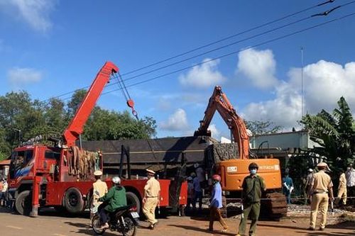 Bình Phước: Xe tải chở điều tuột dốc đâm vào quán ăn khiến 8 người thương vong
