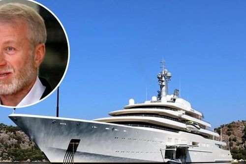 Du thuyền của ông chủ Chelsea chạy trốn xuyên Đại Tây Dương