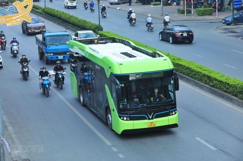 Hình ảnh các tuyến xe buýt điện ở Hà Nội vận hành ổn định