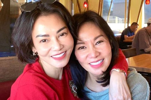 Thu Minh khoe khoảnh khắc bên chị gái, fan dụi mắt 3 lần vẫn không phân biệt được đâu là nữ ca sĩ