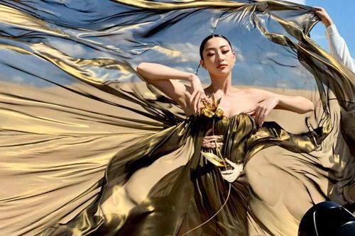 Lương Thùy Linh diện đồ hở vai, phơi nắng nhiều giờ giữa sa mạc gió cát