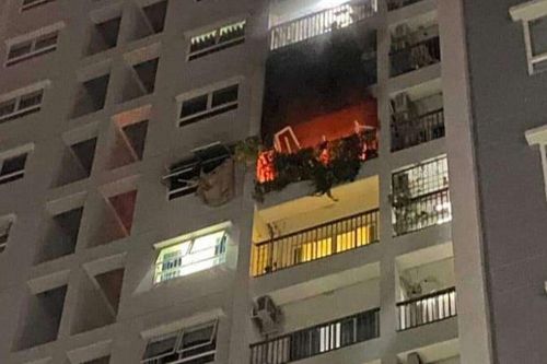 Cháy căn hộ chung cư lúc rạng sáng, 2 mẹ con rơi tầng 10 tử vong: Nghi người mẹ tự đổ xăng phóng hỏa