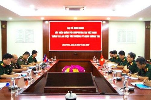 Tùy viên quân sự Campuchia làm việc với Trường Sĩ quan Thông tin